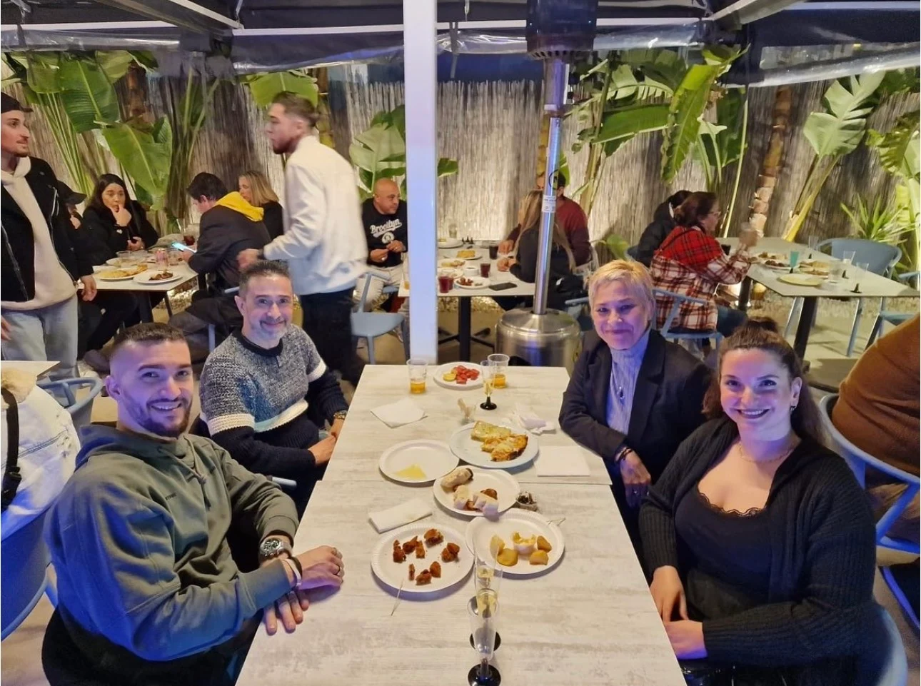 Grupo celebrando en Punto UY