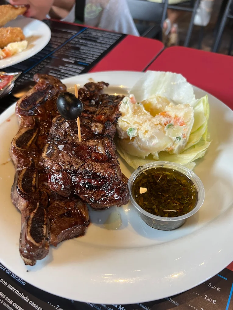 Tira de asado con chimichurri y ensaladilla