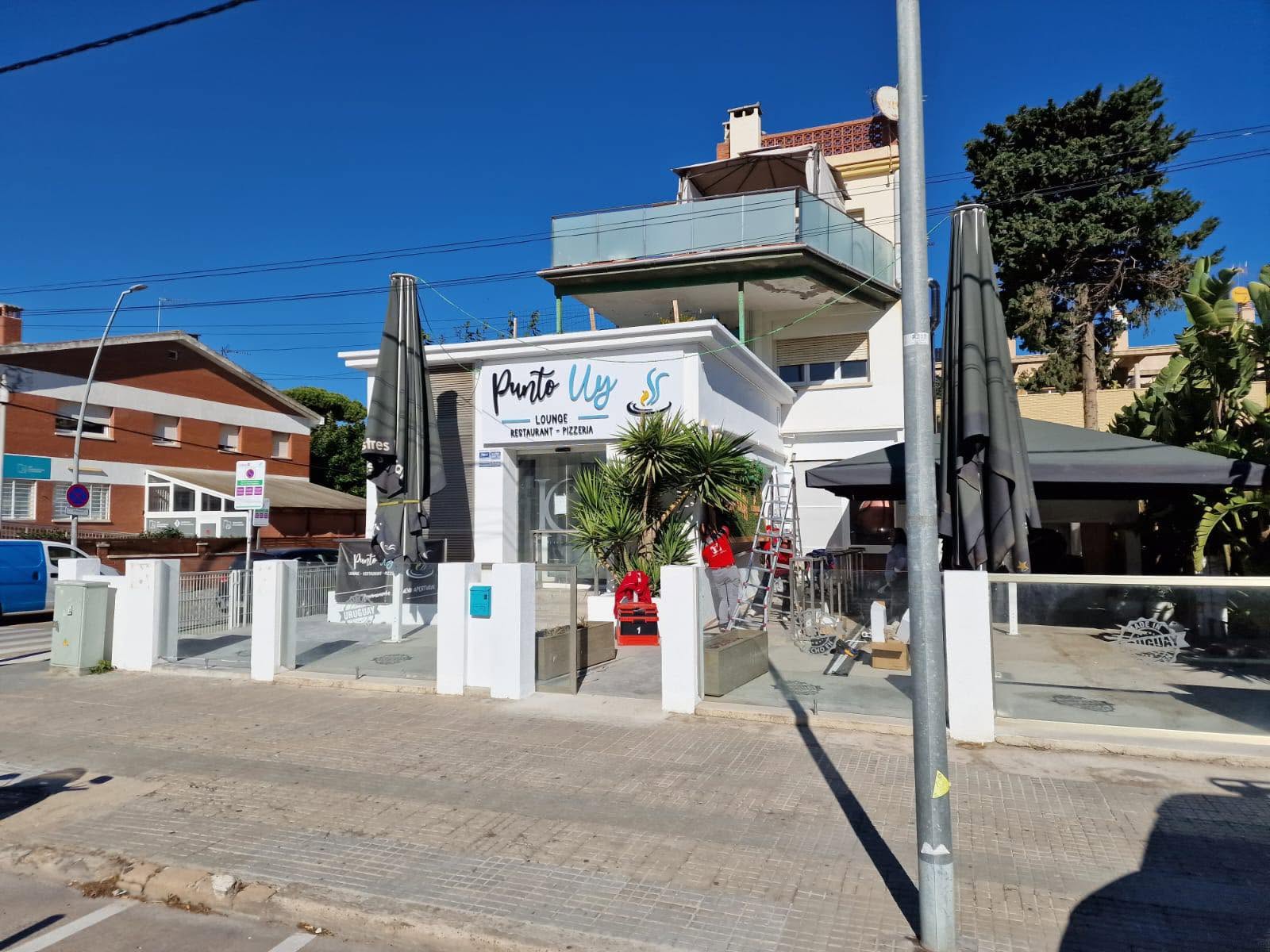 Terraza de Punto UY en el Paseo Marítimo de Castelldefels