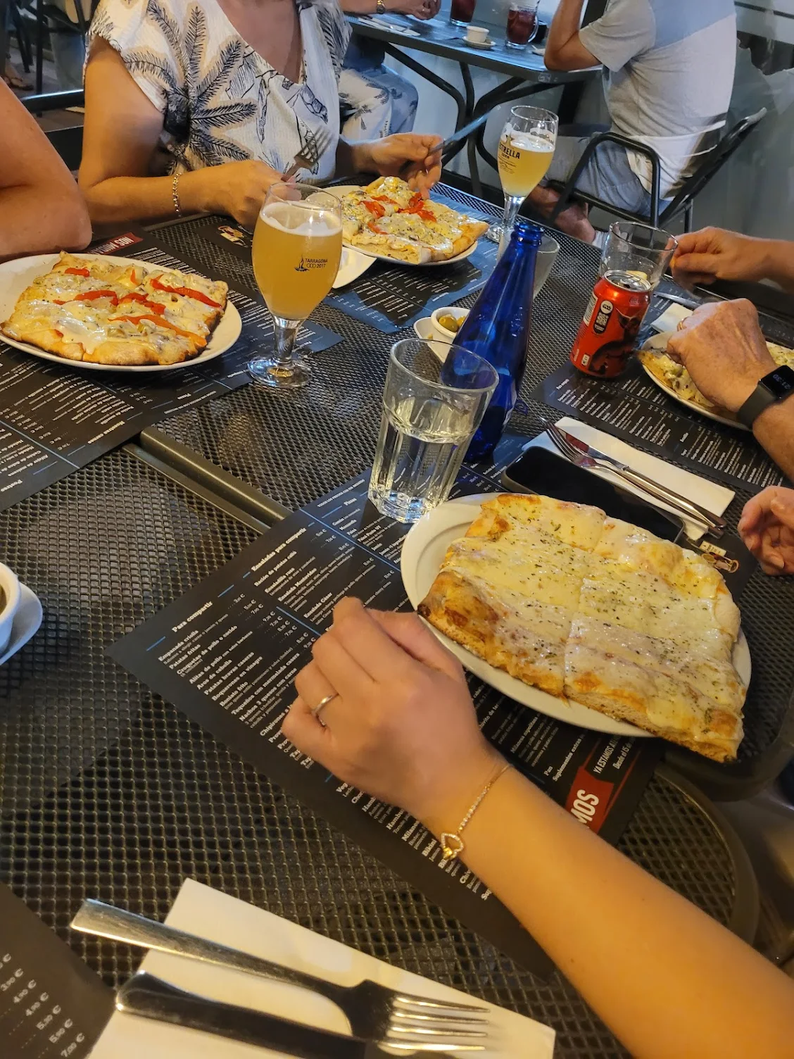 Grupo compartiendo pizzas en la terraza de Punto UY